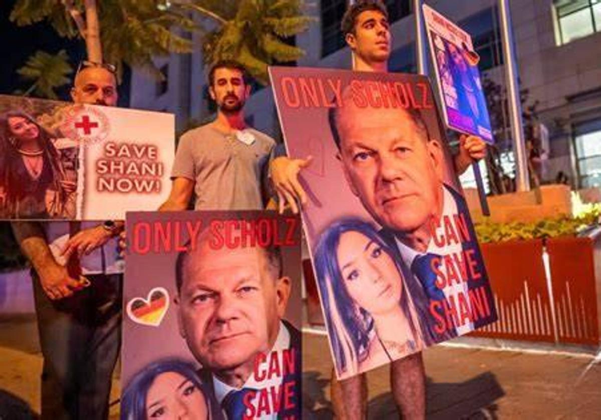 Amigos de la germano-israelí Shani Louk, desaparecida tras los ataques de Hamás contra Israel, protestan frente a la Embajada de Alemania en Israel.