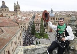 'El Mariquelo' vuelve a ascender a la Catedral para mostrar su apoyo a los enfermos de Parkinson y ELA