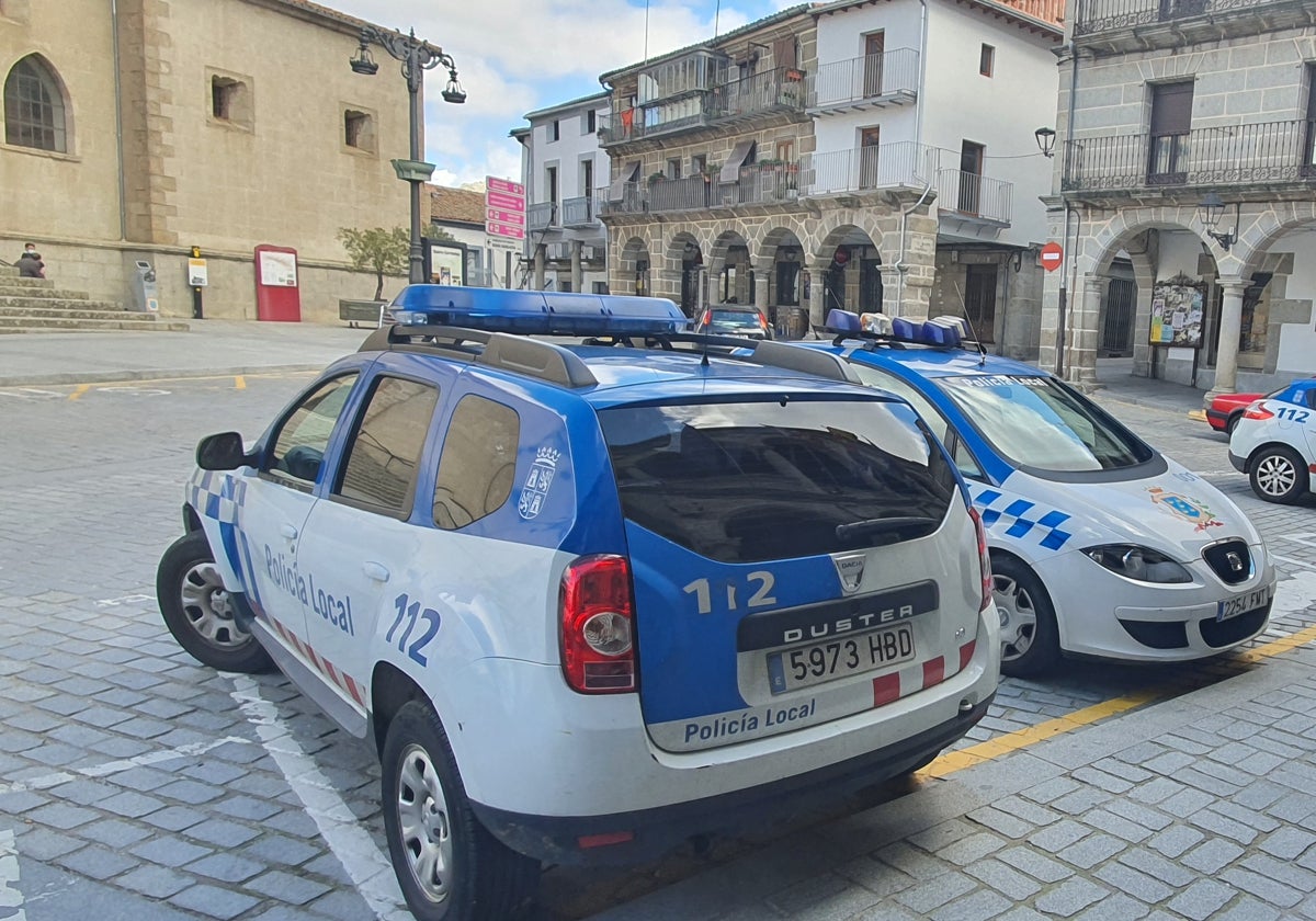 Imagen de varios vehículos de la Policía Local de Béjar, en la Plaza Mayor.