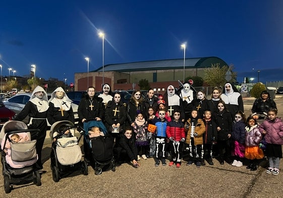 Un grupo muy numeroso disfrazado en la celebración de Halloween en Carbajosa de la Sagrada. EÑE