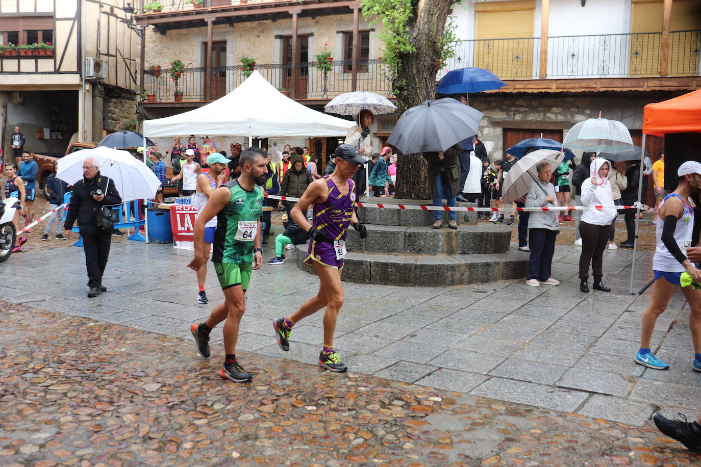 La lluvia no puede con la carrera de los lagares rupestres de San Esteban de la Sierra