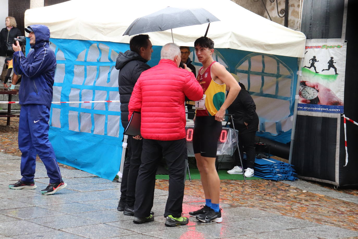 La lluvia no puede con la carrera de los lagares rupestres de San Esteban de la Sierra