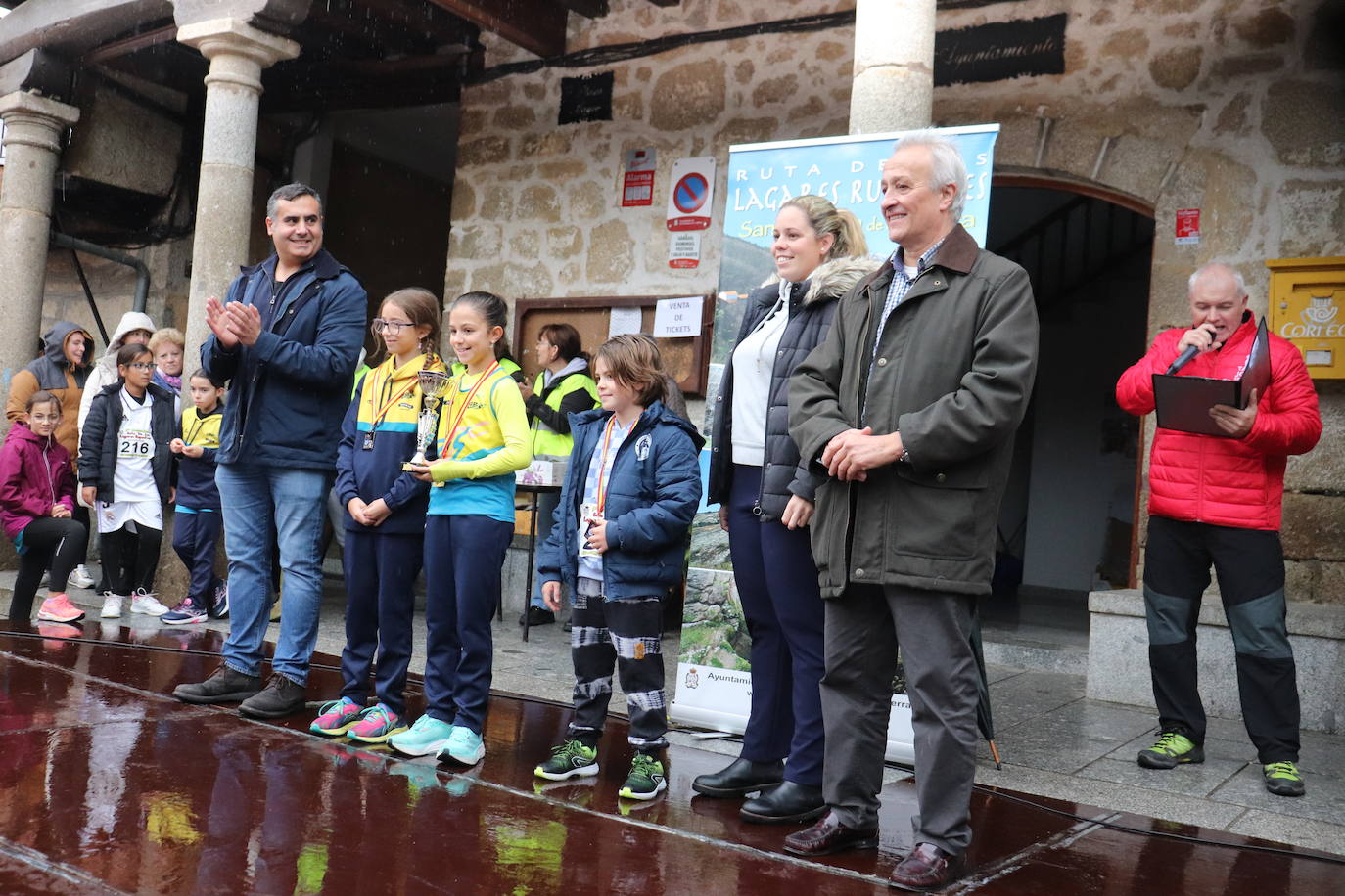 La lluvia no puede con la carrera de los lagares rupestres de San Esteban de la Sierra