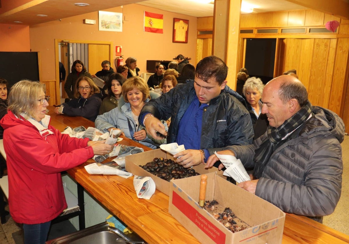 Sorihuela disfruta de los típicos calbotes pese al mal tiempo