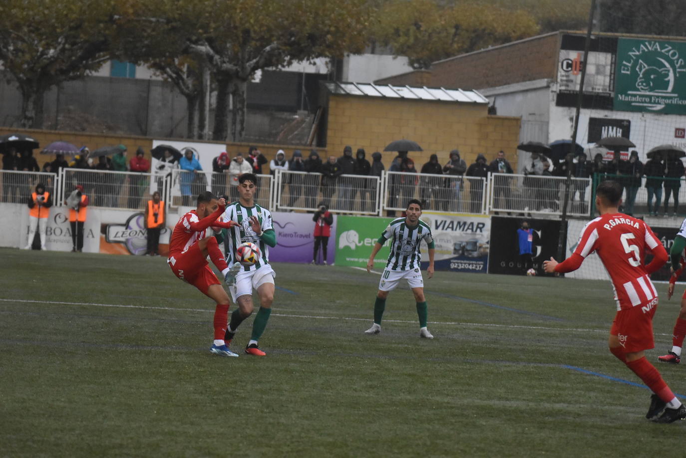 La primera visita del Sporting de Gijón a Guijuelo, en imágenes