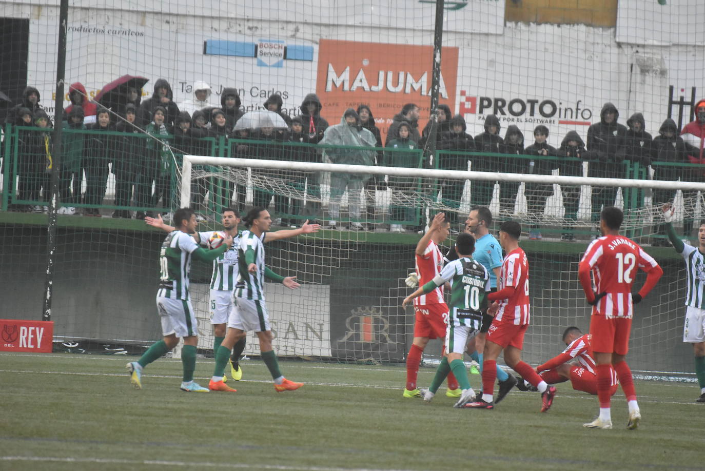 La primera visita del Sporting de Gijón a Guijuelo, en imágenes