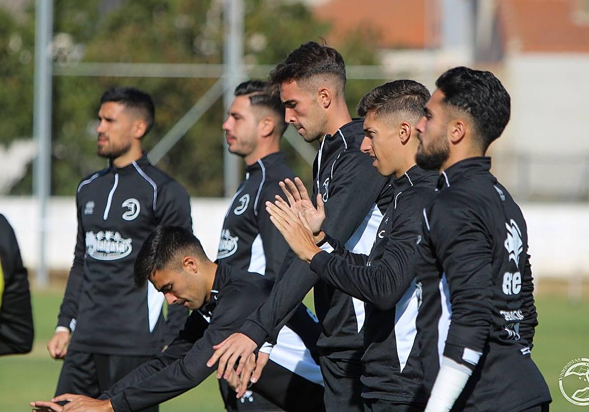Cacharrón, Ramiro, Erik Ruiz, Ewan, Rastrojo e Iván Martínez estirando antes un entrenamiento en el anexo.
