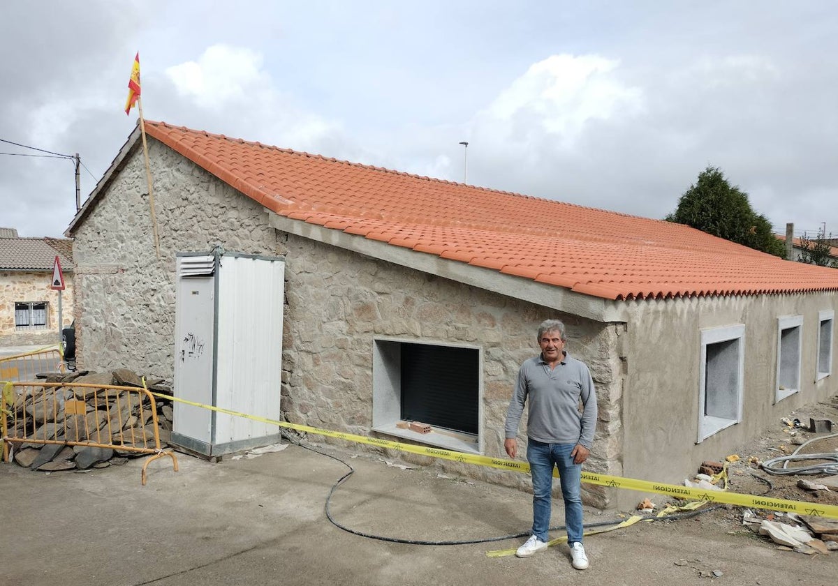 El alcalde, José María Garrido, junto a la obra que se está ejecutando.