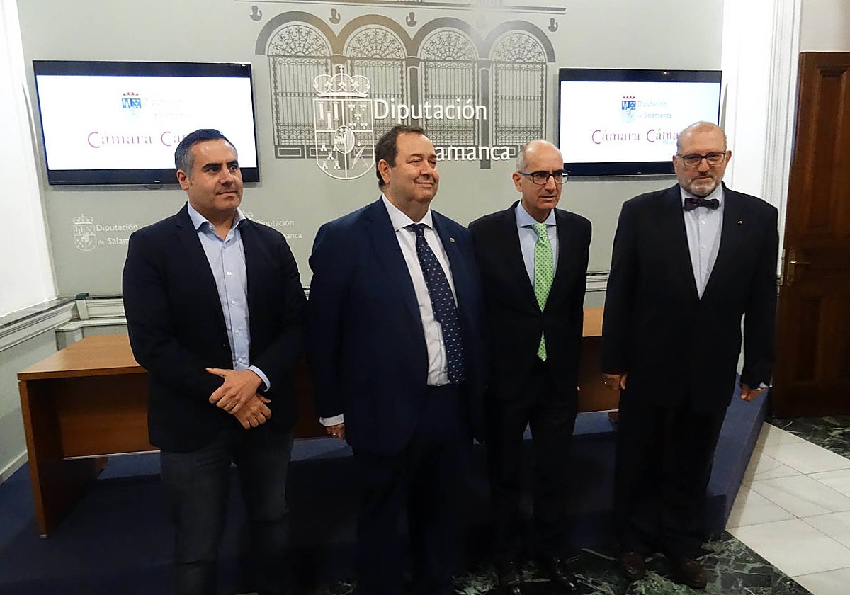 Los representantes de las Cámaras de Comercio de Béjar y Salamanca con el presidente de la Diputación.
