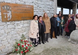 Momento del descubrimiento de la placa en memoria de Javier Álvarez Merino, que fue alcalde de Los Santos de 1983 a 2015