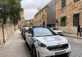 Un vehículo de la Policía Local en la puerta de los Juzgados de Colón.