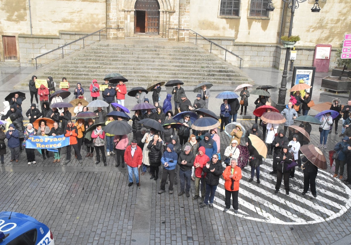 Imagen del público presente esta mañana en la Plaza Mayor de Béjar.