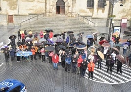 Imagen del público presente esta mañana en la Plaza Mayor de Béjar.