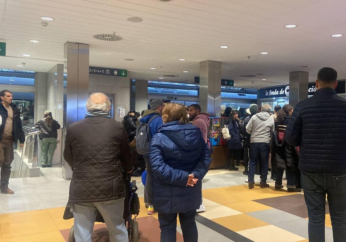 Los afectados, a la espera de una solución en la estación.