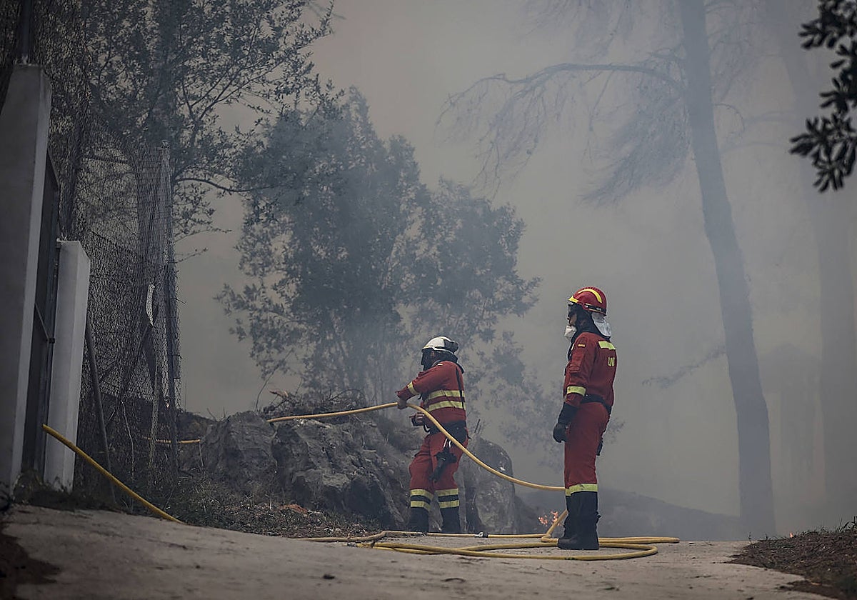 Dos bomberos han resultado heridos en el incendio de Montitxelvo.