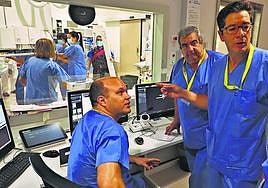 El equipo de neurorradiólogos intervencionistas del Hospital discuten el procedimiento a seguir con un paciente que acaba de sufrir un ictus.