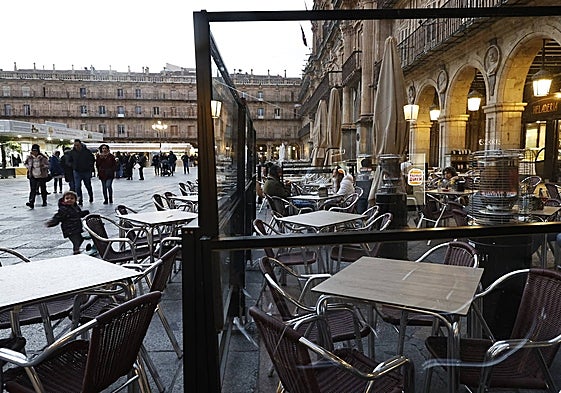 Los paravientos, instalados este sábado en las terrazas de la Plaza Mayor.