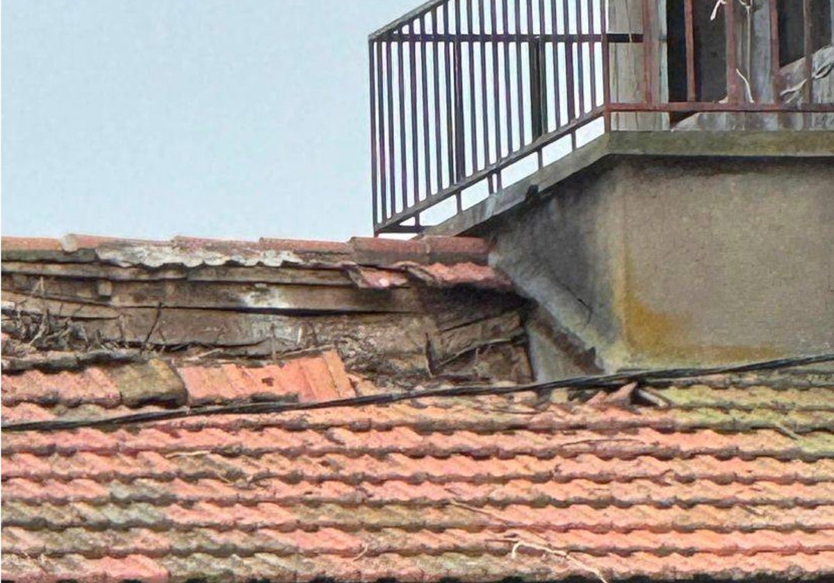 Boquete que provocó en la cubierta de la iglesia de Cabrillas la caída del nido de cigüeña.