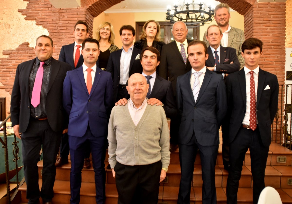 Los homenajeados posaron con las autoridades e invitados a la gala taurina.