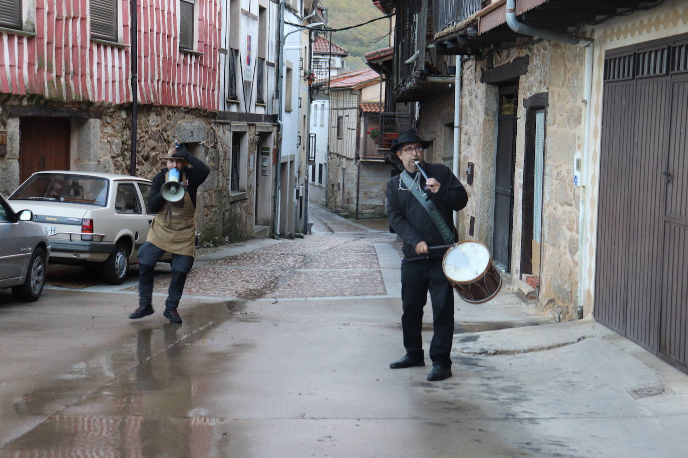 El sabor tradicional de las castañas asadas en Santibáñez de la Sierra