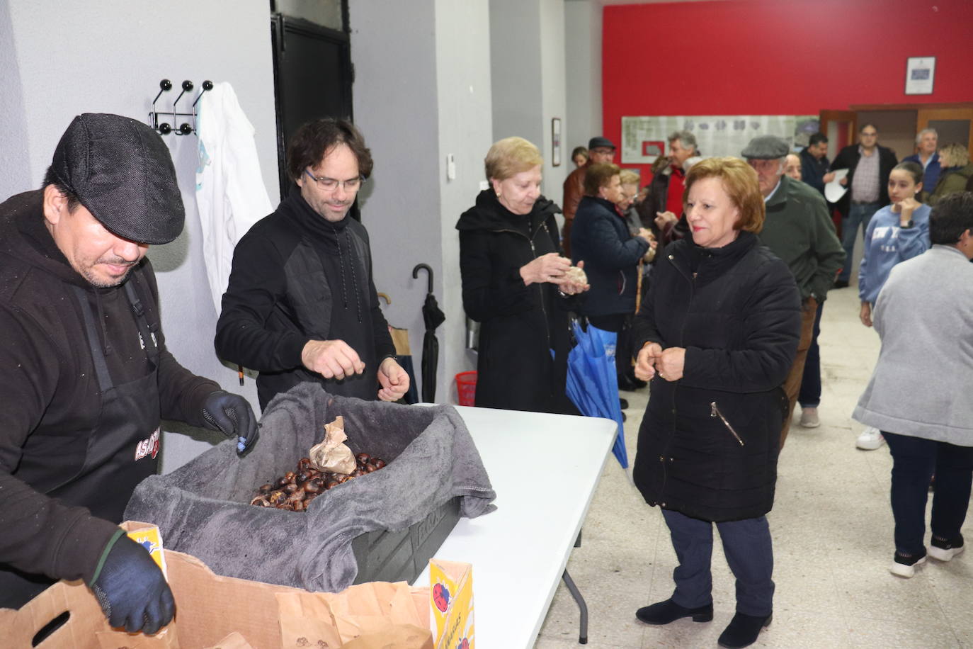 El sabor tradicional de las castañas asadas en Santibáñez de la Sierra