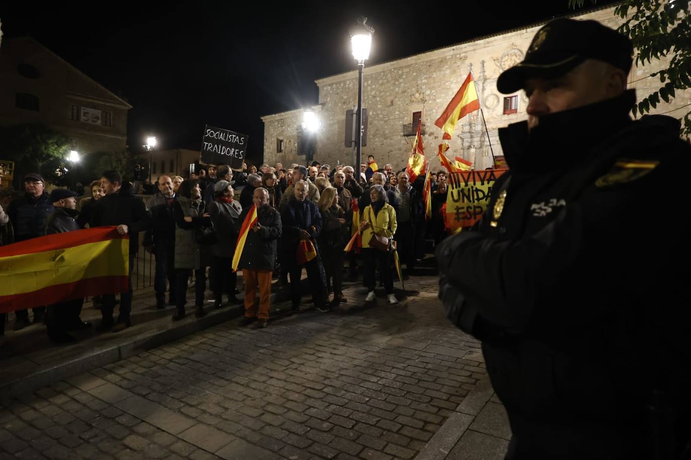 La protesta contra la sede del PSOE en imágenes