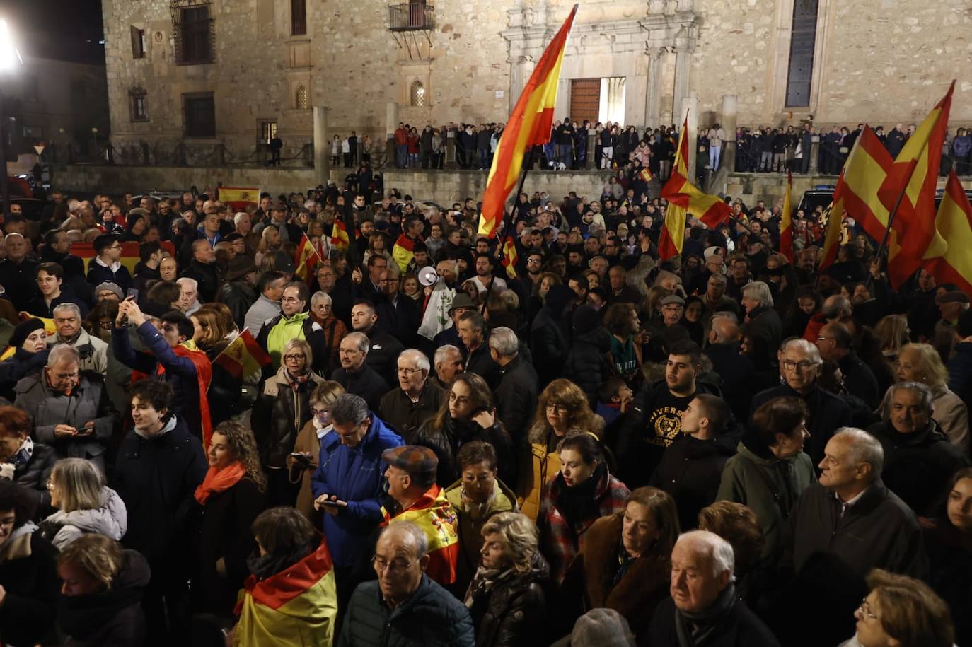 La protesta contra la sede del PSOE en imágenes