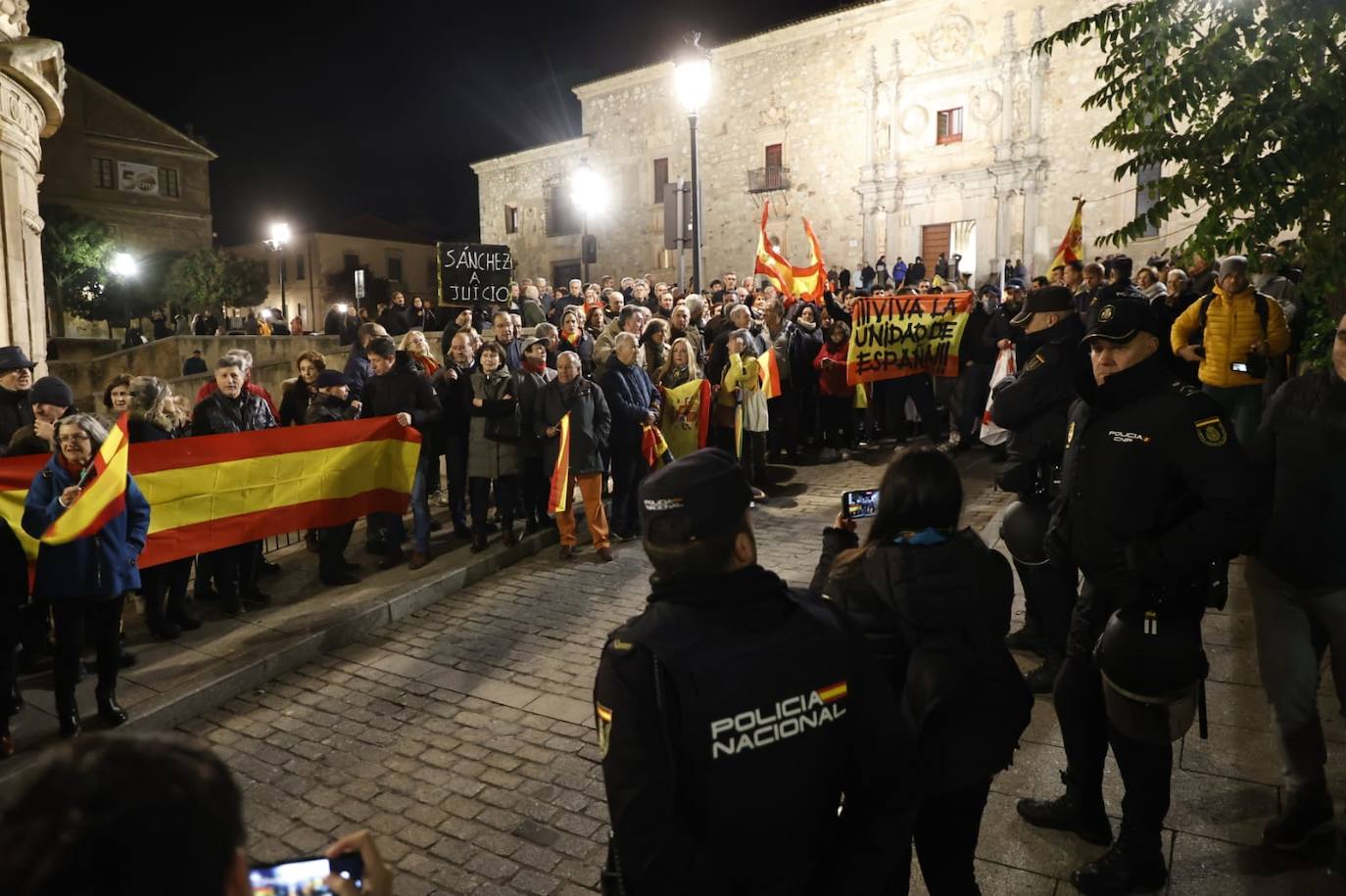 La protesta contra la sede del PSOE en imágenes