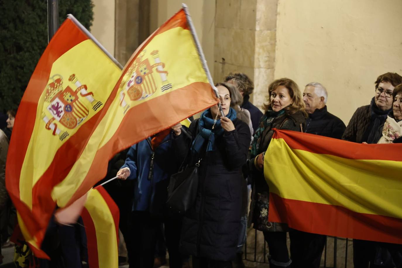 La protesta contra la sede del PSOE en imágenes