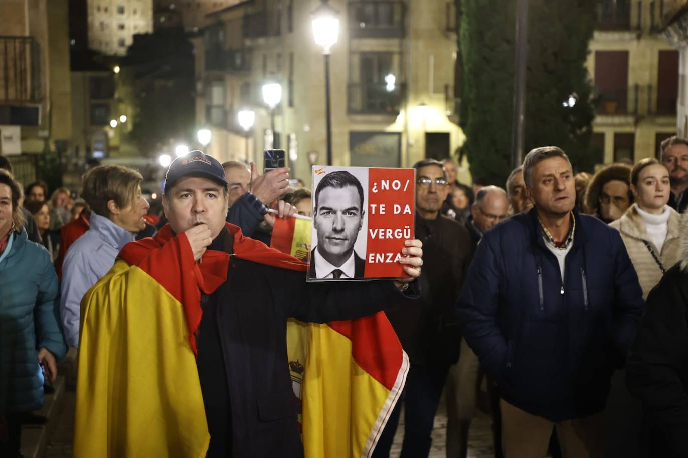 La protesta contra la sede del PSOE en imágenes