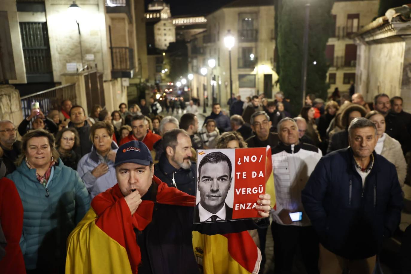 La protesta contra la sede del PSOE en imágenes