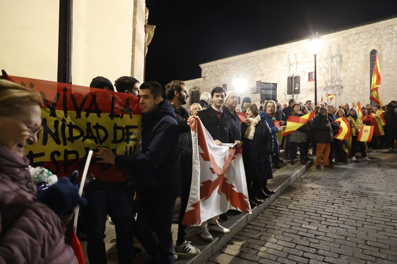 La protesta contra la sede del PSOE en imágenes