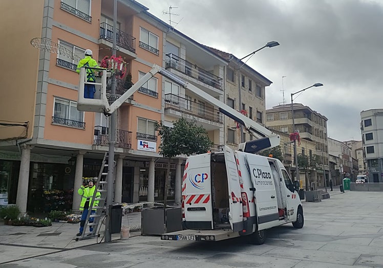 Decoración de las farolas en la Plaza Mayor de Guijuelo.