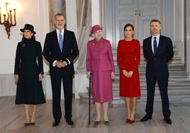 Los Reyes Felipe VI y Letizia junto a la reina Margarita II de Dinamarca y los príncipes herederos, Federico y Mary durante la visita de Estado