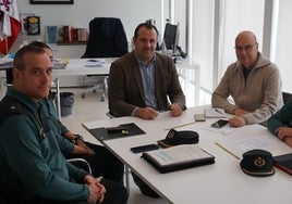 La reunión para la cesión de las antiguas instalaciones de la Guardia Civil en Santa Marta de Tormes.