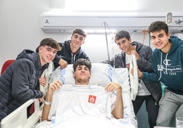 Sergio Mozos rodeado de sus compañeros del Salesianos juvenil durante su estancia en el Hospital.