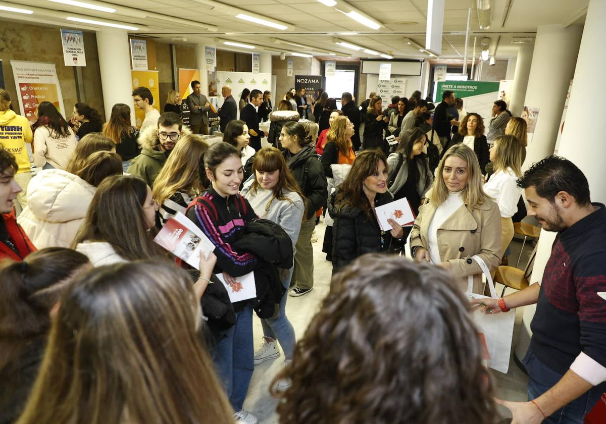 Estudiantes, demandantes de empleo y empresas en la feria celebrada ayer en la sede de la Cámara de Comercio.