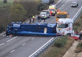 Estado en el que quedó el camión tras el accidente.