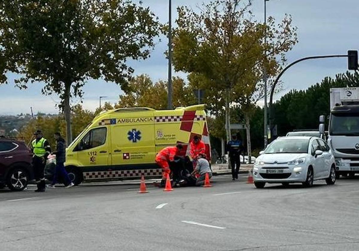 Una motorista herida tras caerse en la rotonda de Beatriz de Suabia