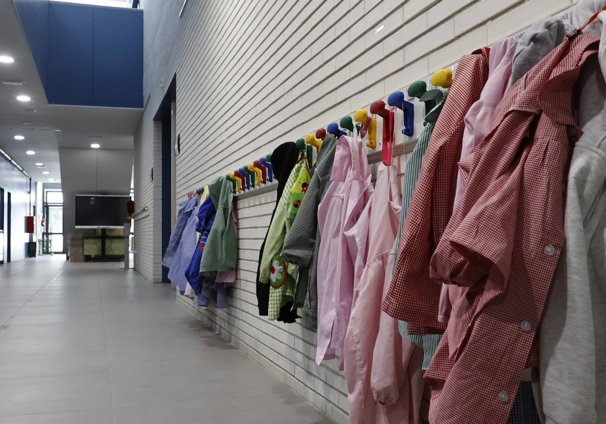 Abrigos y babis a la puerta de un aula de Infantil.