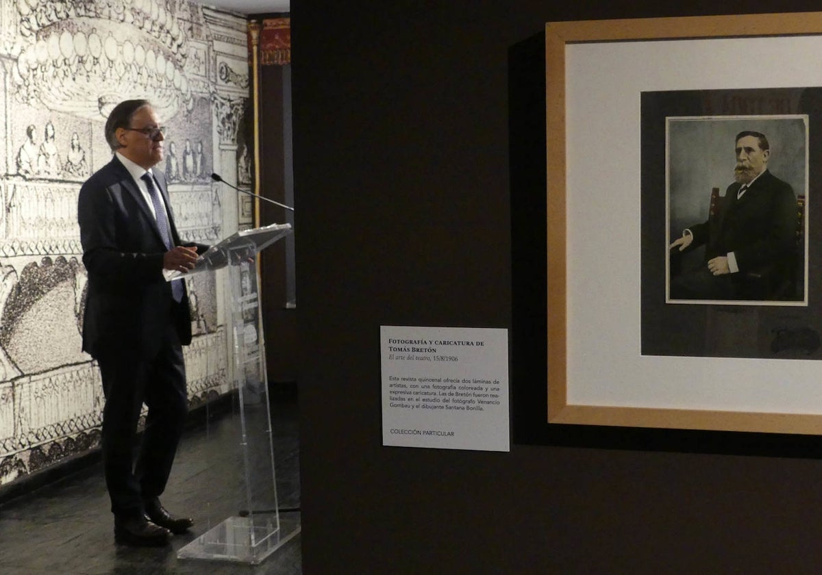 El alcalde en la presentación de la muestra.