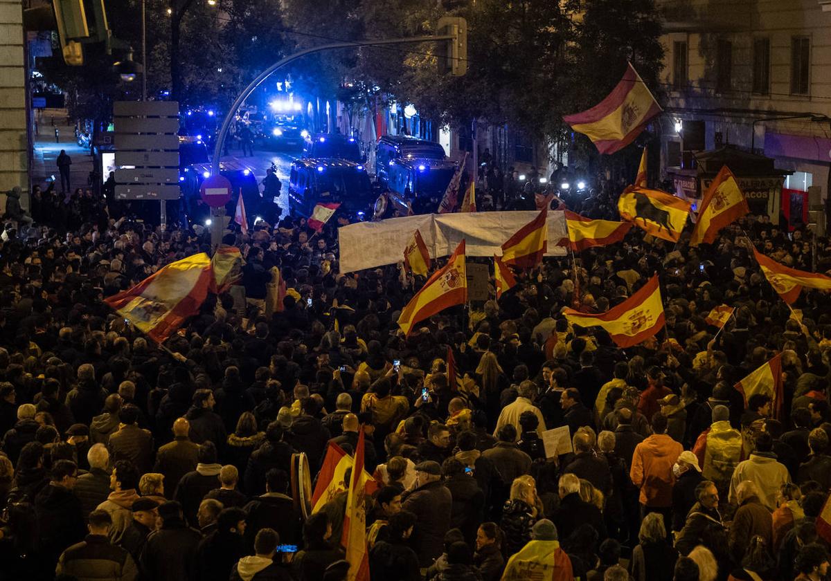 Cientos de personas con banderas y pancartas, durante una concentración en contra de la amnistía