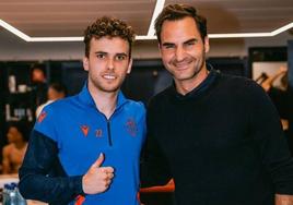 El jugador salmantino Sergio López, junto con Roger Federer tras un partido del FC Basel, del que es gran aficionado.