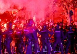 ¿Piensa que el comportamiento de algunos ultras en las manifestaciones favorece a Pedro Sánchez?