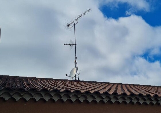 Antena de televisión en un tejado de la localidad de Villaseco de los Reyes.