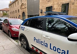 Un vehículo de la Policía Local en los Juzgados de Colón.