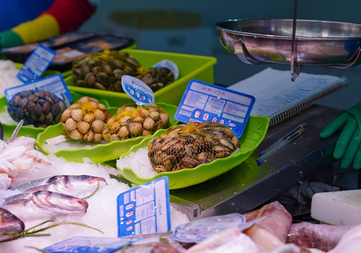 Almejas en una de las pescaderías del mercado.