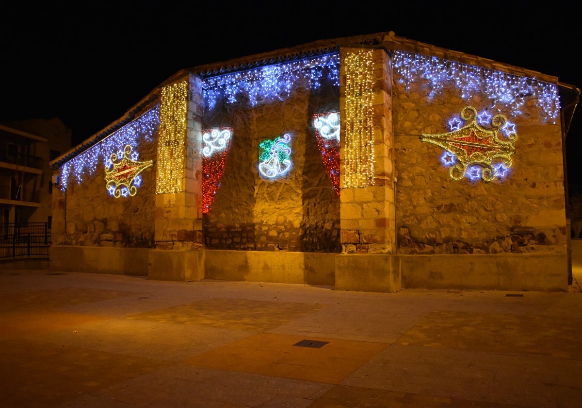 Iluminación de Navidad en la fachada de la iglesia de Carbajosa.