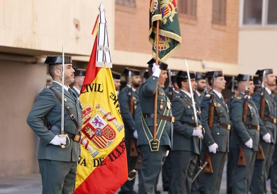 Agentes de la Guardia Civil, con una bandera de España, en los actos por la Patrona 2023