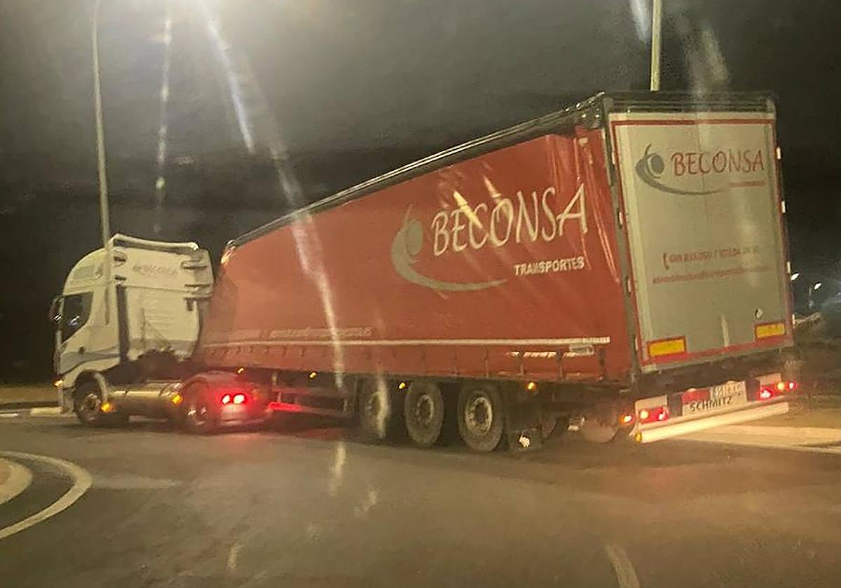 Un camión atravesado colapsa el tráfico antes de entrar en Carbajosa